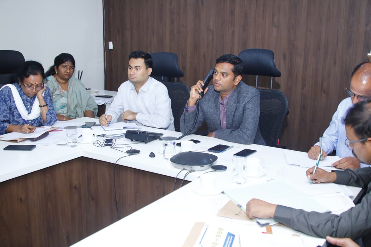 GBA_office's tweet image. ಬೆಂಗಳೂರು ಕೇಂದ್ರ ನಗರ ಪಾಲಿಕೆಯ ಕಛೇರಿಯಲ್ಲಿ ಇಂದು ನಡೆದ ಫೋನ್-ಇನ್ ಕಾರ್ಯಕ್ರಮದಲ್ಲಿ ಆಯುಕ್ತರಾದ ಶ್ರೀ ರಾಜೇಂದ್ರ ಚೋಳನ್ ರವರು ನಾಗರಿಕರಿಂದ ಬಂದ 37 ದೂರುಗಳನ್ನು ನೇರವಾಗಿ ಆಲಿಸಿ, ಸಂಬಂಧಿಸಿದ ಅಧಿಕಾರಿಗಳಿಗೆ ತಕ್ಷಣ ಕ್ರಮಕ್ಕೆ ಸೂಚನೆ ನೀಡಿದರು.

🔸 “ನಾಗರಿಕರ ದೂರುಗಳನ್ನು ಗಂಭೀರವಾಗಿ ಪರಿಗಣಿಸಿ.