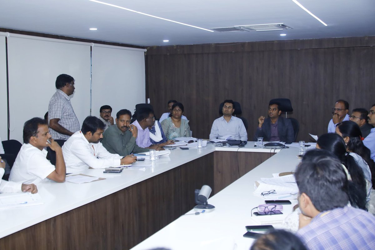 GBA_office's tweet image. ಬೆಂಗಳೂರು ಕೇಂದ್ರ ನಗರ ಪಾಲಿಕೆಯ ಕಛೇರಿಯಲ್ಲಿ ಇಂದು ನಡೆದ ಫೋನ್-ಇನ್ ಕಾರ್ಯಕ್ರಮದಲ್ಲಿ ಆಯುಕ್ತರಾದ ಶ್ರೀ ರಾಜೇಂದ್ರ ಚೋಳನ್ ರವರು ನಾಗರಿಕರಿಂದ ಬಂದ 37 ದೂರುಗಳನ್ನು ನೇರವಾಗಿ ಆಲಿಸಿ, ಸಂಬಂಧಿಸಿದ ಅಧಿಕಾರಿಗಳಿಗೆ ತಕ್ಷಣ ಕ್ರಮಕ್ಕೆ ಸೂಚನೆ ನೀಡಿದರು.

🔸 “ನಾಗರಿಕರ ದೂರುಗಳನ್ನು ಗಂಭೀರವಾಗಿ ಪರಿಗಣಿಸಿ.