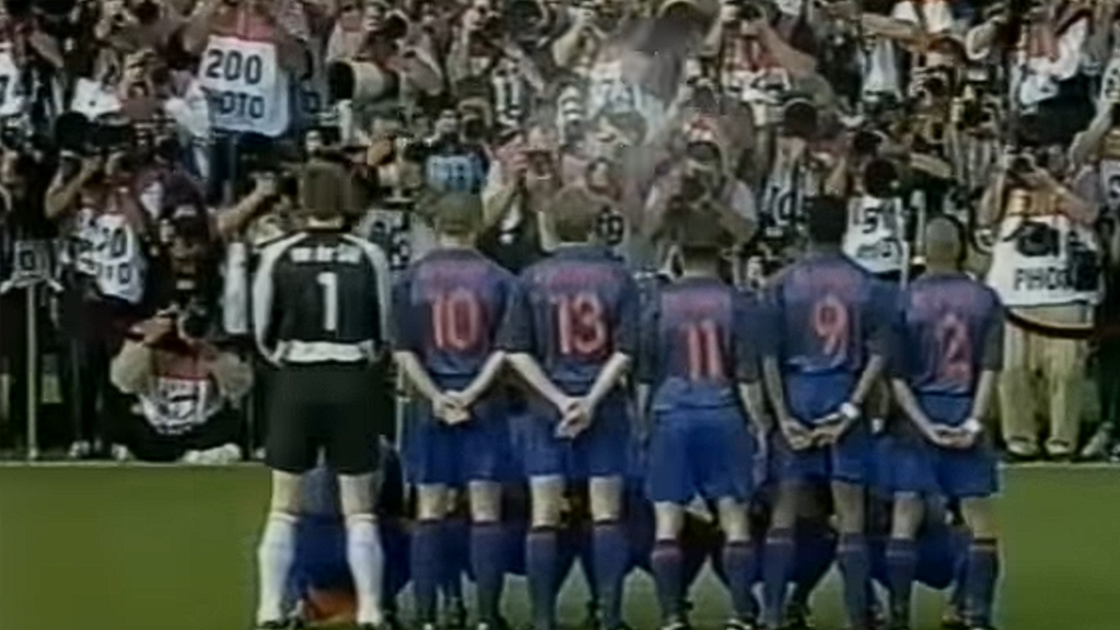 Politie-invallen op dertig locaties in Amsterdam