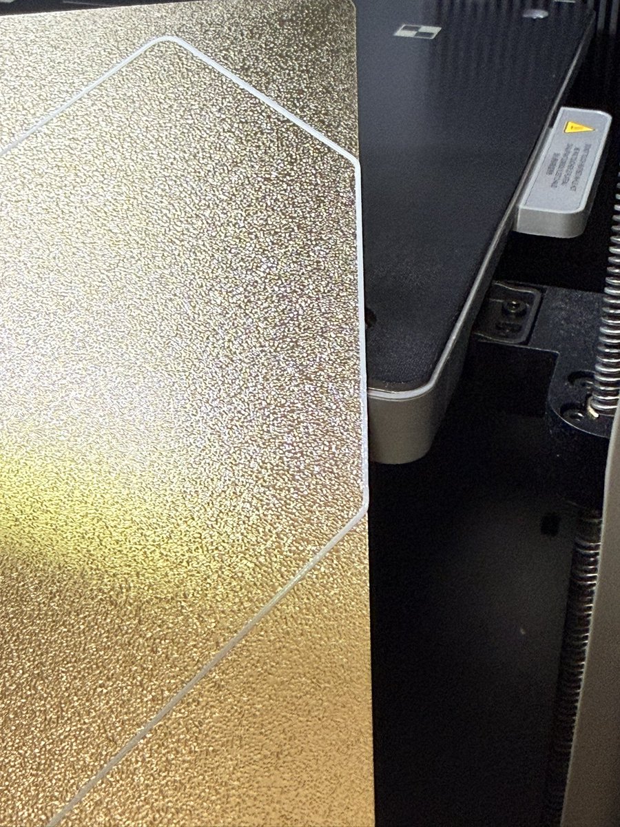 sat_chan_pe's tweet image. プレートホルダーできた( ´ ▽ ` )ﾉ
調子に乗っていっぱいプレート買ってしまったから横に置くタイプに。
makerworld.com/models/1906111
開始時めっちゃ端を攻めてたけどこんなギリギリまで行けるのね。若干はみ出てるし(￣O￣;)
ヘッドも前ギリギリまで来てた。端から端まで使ってて無駄がない👍

#P2S