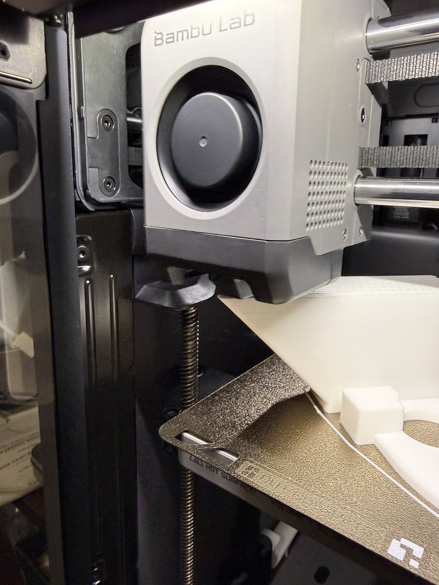 sat_chan_pe's tweet image. プレートホルダーできた( ´ ▽ ` )ﾉ
調子に乗っていっぱいプレート買ってしまったから横に置くタイプに。
makerworld.com/models/1906111
開始時めっちゃ端を攻めてたけどこんなギリギリまで行けるのね。若干はみ出てるし(￣O￣;)
ヘッドも前ギリギリまで来てた。端から端まで使ってて無駄がない👍

#P2S