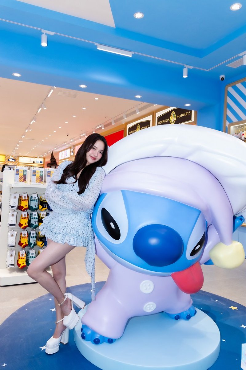 StarlightYnews's tweet image. ฟรีน สโรชา สุดตื่นเต้น! MINISO Flagship Store พลิกนนทบุรีเป็น &apos;อาณาจักรของสะสม&apos; 

FREEN MINISO CENTRAL WESTGATE 
#MinisoXFreenSarocha #srchafreen

บรรยากาศแฟนคลับคึกคักตั้งแต่เปิดประตู
ปรากฏการณ์แห่งความสุขและจักรวาลของสะสมลิขสิทธิ์แท้ได้เปิดฉากขึ้นอย่างเป็นทางการแล้ว เมื่อ…