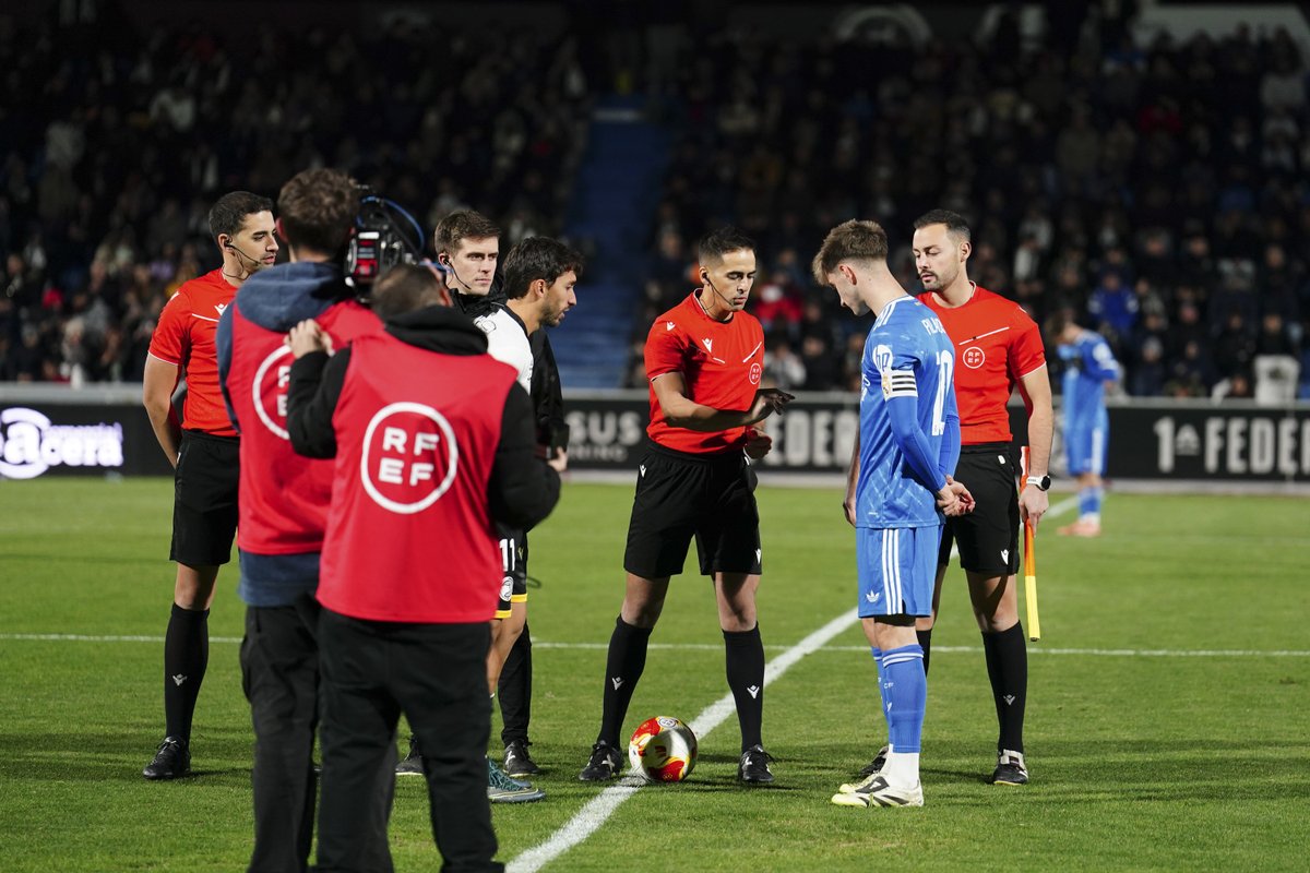 Todas las semanas igual, estamos cansados de esta falta de compañerismo por parte de la TV del <a href="/Primera_RFEF/">Primera Federación Versus e-Learning</a> Lo hemos pedido mil veces y cero caso. Es imposible hacer la foto de capitanes,no se mueven ni un poco a un lado hasta que se quitan árbitros y capitanes. Es una VERGÜENZA