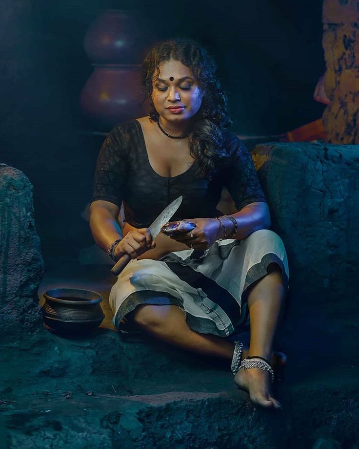 प्रेम पाने की अभिलाषा हर उम्र में होती है

बढ़ती उम्र में तो और ज्यादा।ढलती उम्र में तन में सम्मोहन,वाणी में माधुर्य और व्यवहार में सम्मोहन प्राकृतिक ही है।आलिंगन में आत्मीयता भी बढ़ जाती है और प्रेम की गहराई में कोमलता और स्वीकार्यता भी
अपने क्या कभी महसूस की ढलती उम्र का इश्क ?