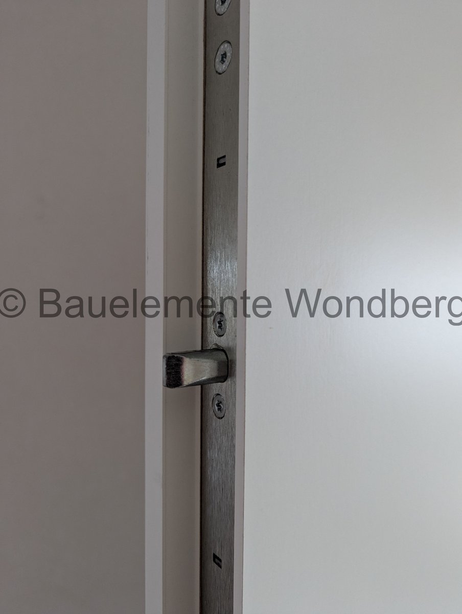 Nach dem Einbruch haben wir die zerstörte Wohnungseingangstüre erneuert. Die neue Türe verfügt nicht nur über einen deutlich höheren Einbruchschutz, sondern auch über eine deutlich höhereWärmedämmung, was im Bereich zwischen warmer Wohnung und kaltem Treppenhaus entscheidend ist.