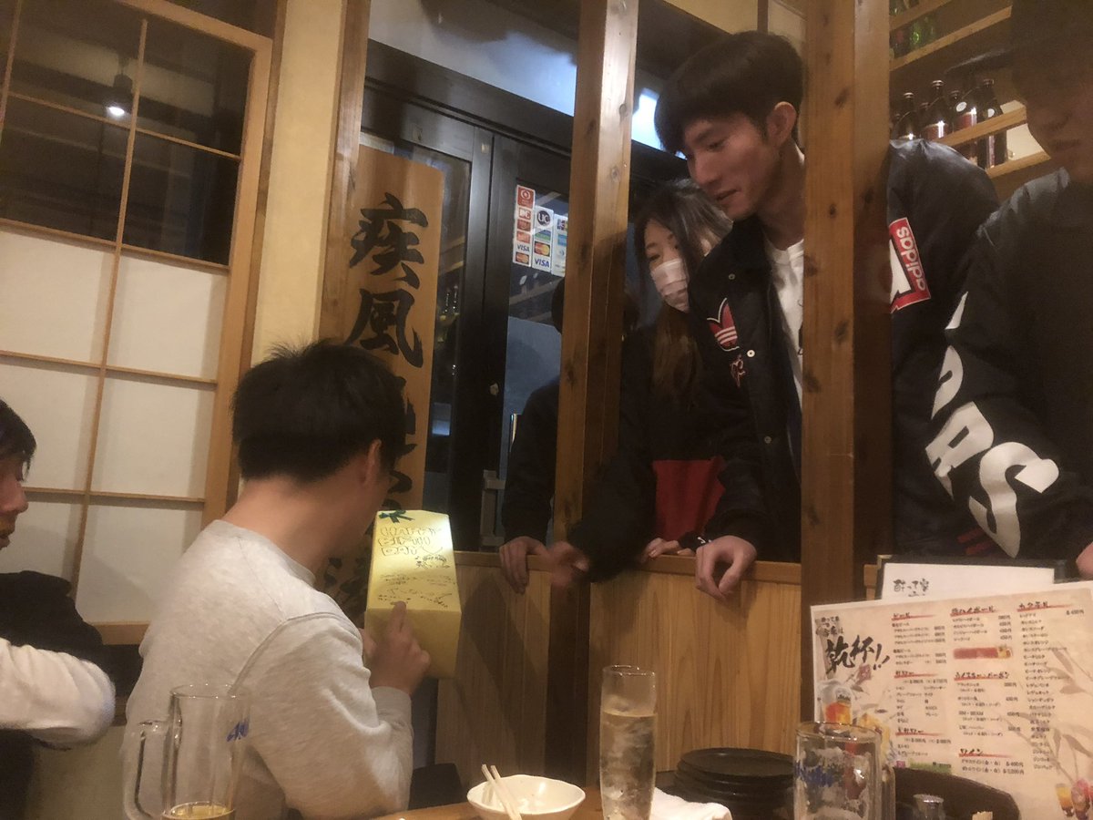 ogura_NEVERFADE's tweet image. 2018年にふなこーの誕生日祝いで飲みに行ってたの懐かしいね
飲んでたらメンバーがプレゼント渡しに来てみんな仲良しでほっこりした記憶があります

最終日もトレンド入りおめでとうこのまま突っ走れ🥳
@TOCA_2014 

#ROJACKプラスワン
#TOCA