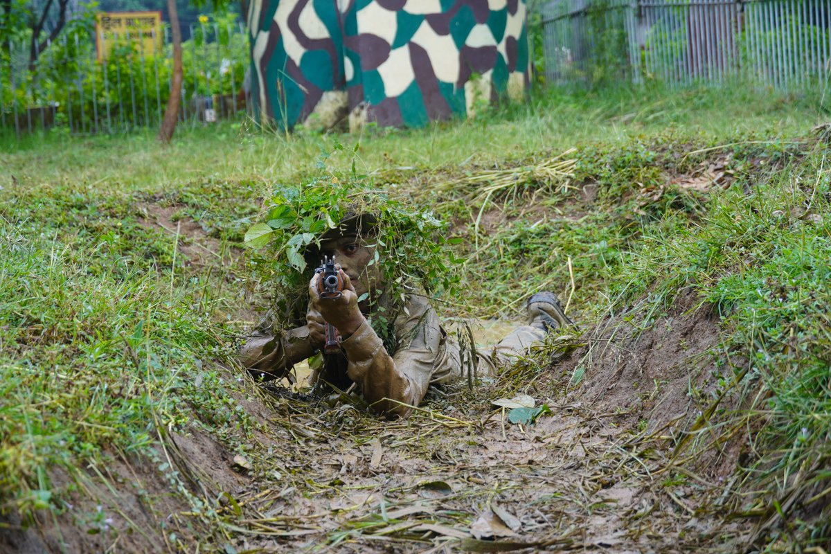 CISFTraining's tweet image. Specialized Field Craft &amp;amp; Camouflage Training at CISF RTC Bhilai!

Specialized training activities showcasing advanced field craft and camouflage techniques. Trainees undergo rigorous practice to enhance operational readiness, in challenging terrain conditions.
@CISFHQrs
