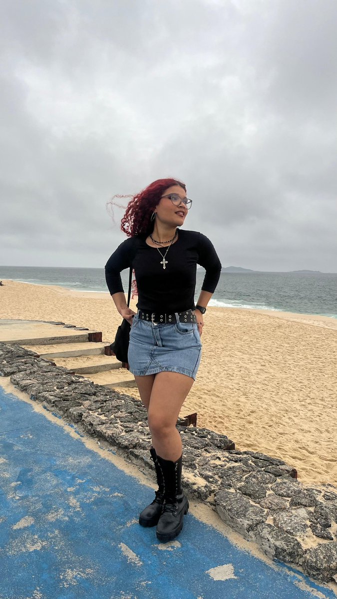 emospidergirl's tweet photo. ninguém sabe mas eu tava com essa roupa em um festival de samba #emo4ever #souvampiragótica https://t.co/Oz3GLsRShs