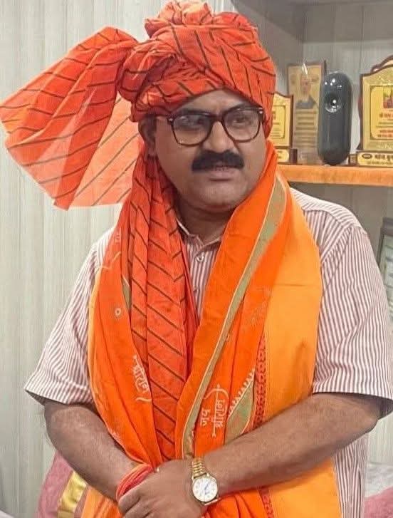 anandpathak76's tweet image. काश कुछ लोग बेईमान नही होते, तो आज इतने लोग परेशान नही होते। चाहे फेरे ले लो या कहो कुबूल है, अगर दिल मे प्यार नही तो सब फिजूल है। *जीवन मंत्र* #नसीहत नर्म लहजे में ही अच्छी लगती है, क्योंकि दस्तक का मक़सद दरवाज़ा खुलवाना होता है, तोडना नहीं।#आनंद_पाठक