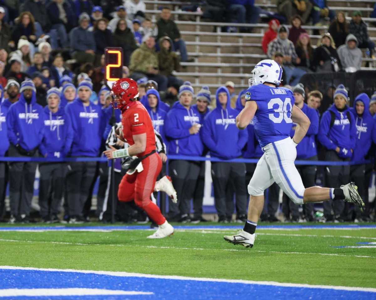 LeagueWinnersCF's tweet image. For the first time in 25 years, the New Mexico Lobos defeated the Air Force Falcons in Colorado Springs. UNM was victorious, 20-3 and has a chance to sneak into the Mountain West Conference Championship game. (Via Daniel Zuniga)

@UNMLoboFB | #GoLobos 

theleaguewinners.com/new-mexico-foo…