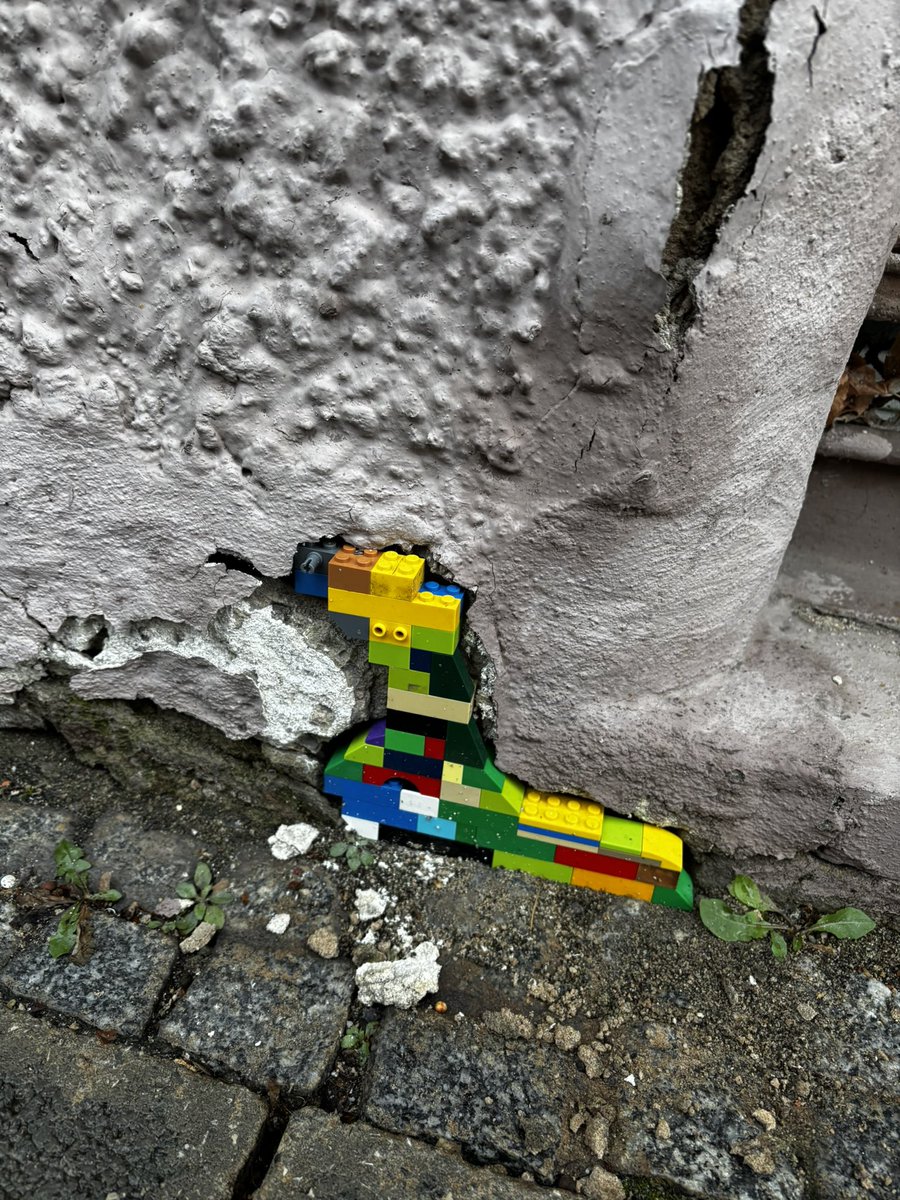 milfgedeck's tweet image. Welt, seid mir gegrüßt. Ich bin der Held der Steine, in Frankfurt am Main, im Herzen von Europa, in meinem wunderbaren kleinen Lädchen, an einem fantastischen Tag, und schaut mal, was ich euch mitgebracht habe: