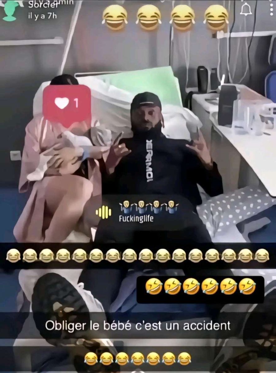 repertoirememe's tweet image. Mec allongé sur lit d'hôpital en faisant signe de gang avec sa meuf femme assise à côté, comme s'il avait accouché, ambiance ghetto obligé le bébé c'est un accident non désiré