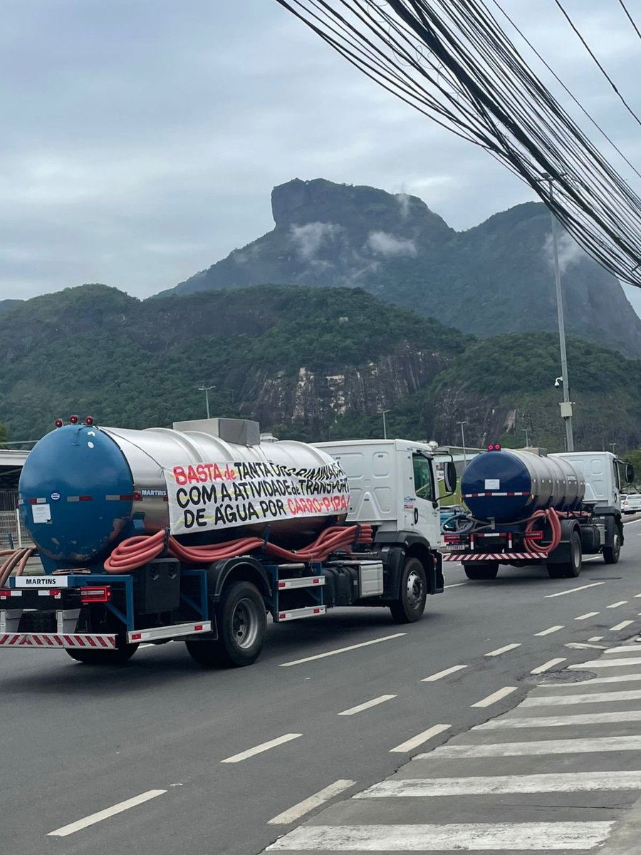 RevistaFonFon's tweet photo. 🚨 Basta de discriminação contra caminhão-pipa!

Trabalhadores da atividade fazem carreata neste momento na região do Jardim Oceânico, Barra da Tijuca. 

O protesto é pacífico e pede paz e respeito para quem transporta água.✊💧 https://t.co/ZXVOxYBLBO