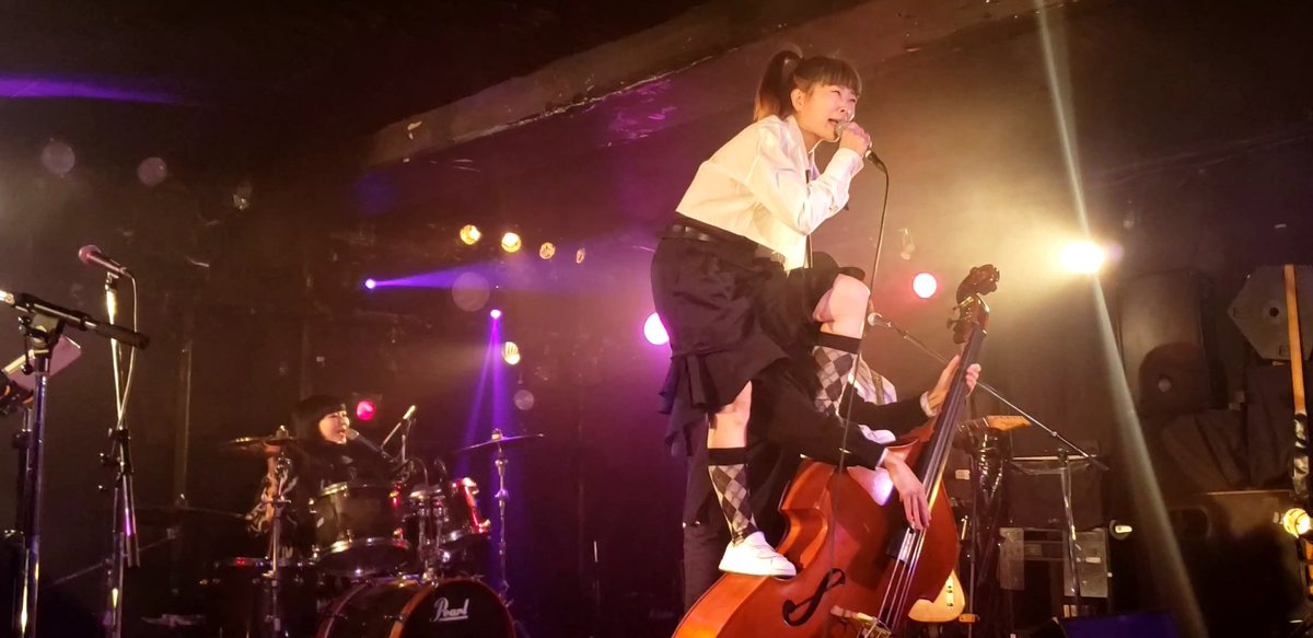 順番逆になりましたが、昼は現代夫婦 ・1st LIVEで下北沢CLUB251へ！二組の夫婦から成る「現代夫婦」…メンバーにエリーニョが居て久し振りに会えるのもあり、対バンのA Month of Sundaysとも10年までとはいかないけど久し振り。みんな変わってなくて何より◎自分もステージ立ちたい欲が少しだけ(笑)