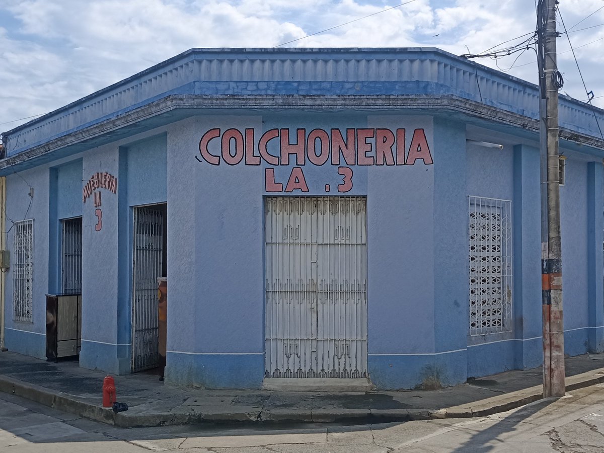 Una cierta armonización entre el lettering, el fondo y la estructura arquitectónica. Encontrado en Toro, Valle del Cauca.  De la colección instagram.com/grafica_popula…