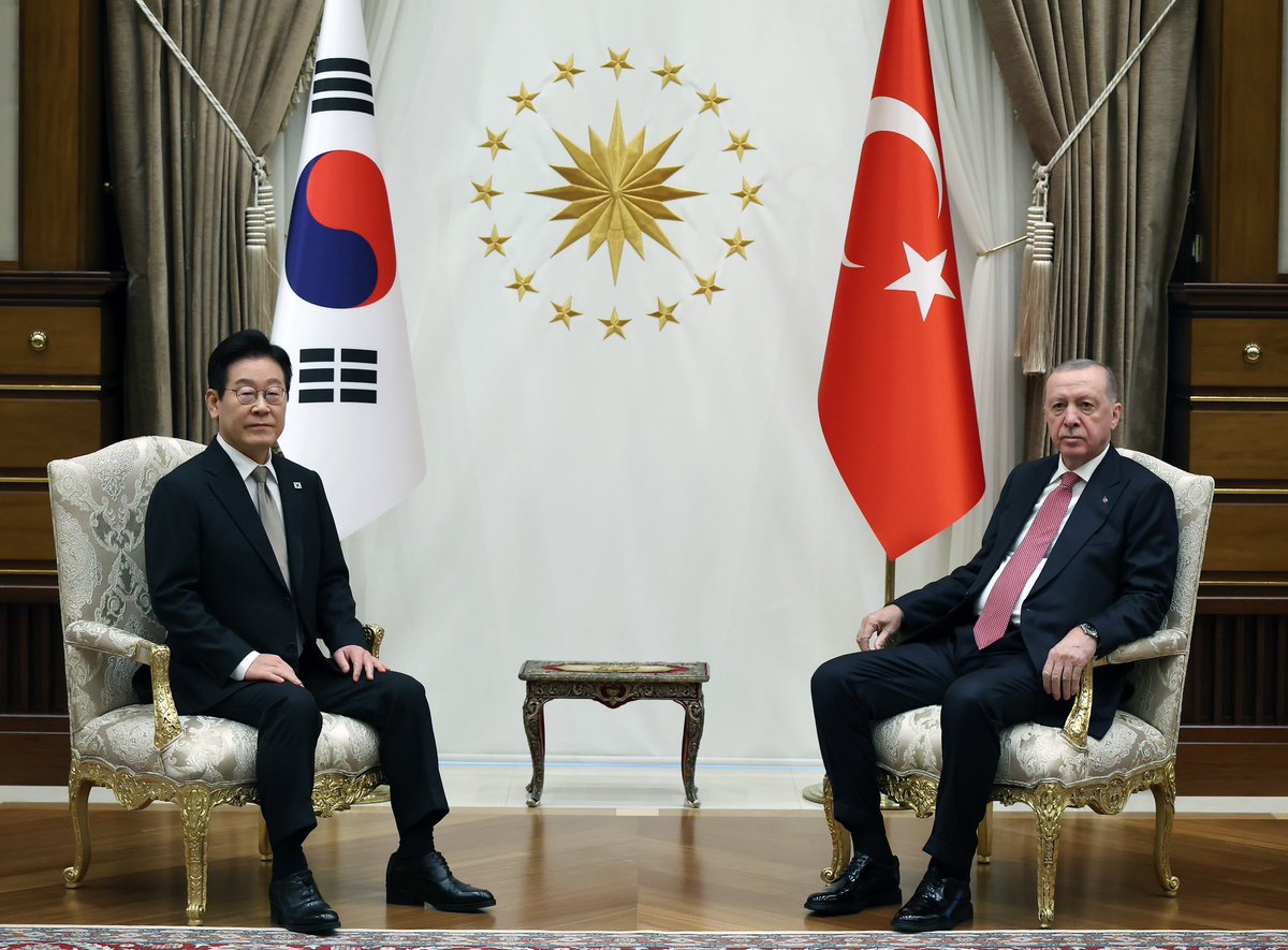 Cumhurbaşkanımız <a href="/RTErdogan/">Recep Tayyip Erdoğan</a>, Türkiye’ye devlet ziyaretinde bulunan Güney Kore Cumhurbaşkanı Lee Jae-myung’u Cumhurbaşkanlığı Külliyesinde resmî törenle karşıladı.