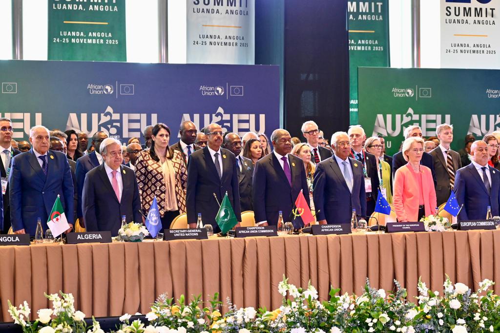 Algeria_MFA's tweet image. ممثلاً لرئيس الجمهورية، شارك ظهر اليوم السيد وزير الدولة وزير الشؤون الخارجية @Algeria_MFA السيد @AhmedAttaf_Dz في الجلسة الافتتاحية للقمة السابعة للتعاون والشراكة بين الاتحاد الإفريقي والاتحاد الأوروبي الجارية اشغالها بلواندا، أنغولا، يومي 24 و25 نوفمبر 2025.
#EUAU25