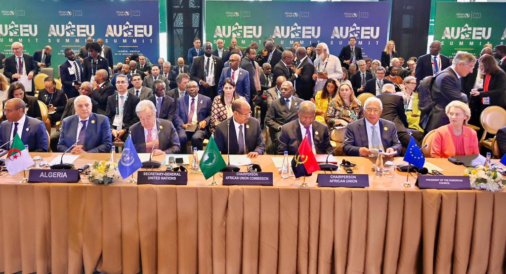 Algeria_MFA's tweet image. ممثلاً لرئيس الجمهورية، شارك ظهر اليوم السيد وزير الدولة وزير الشؤون الخارجية @Algeria_MFA السيد @AhmedAttaf_Dz في الجلسة الافتتاحية للقمة السابعة للتعاون والشراكة بين الاتحاد الإفريقي والاتحاد الأوروبي الجارية اشغالها بلواندا، أنغولا، يومي 24 و25 نوفمبر 2025.
#EUAU25