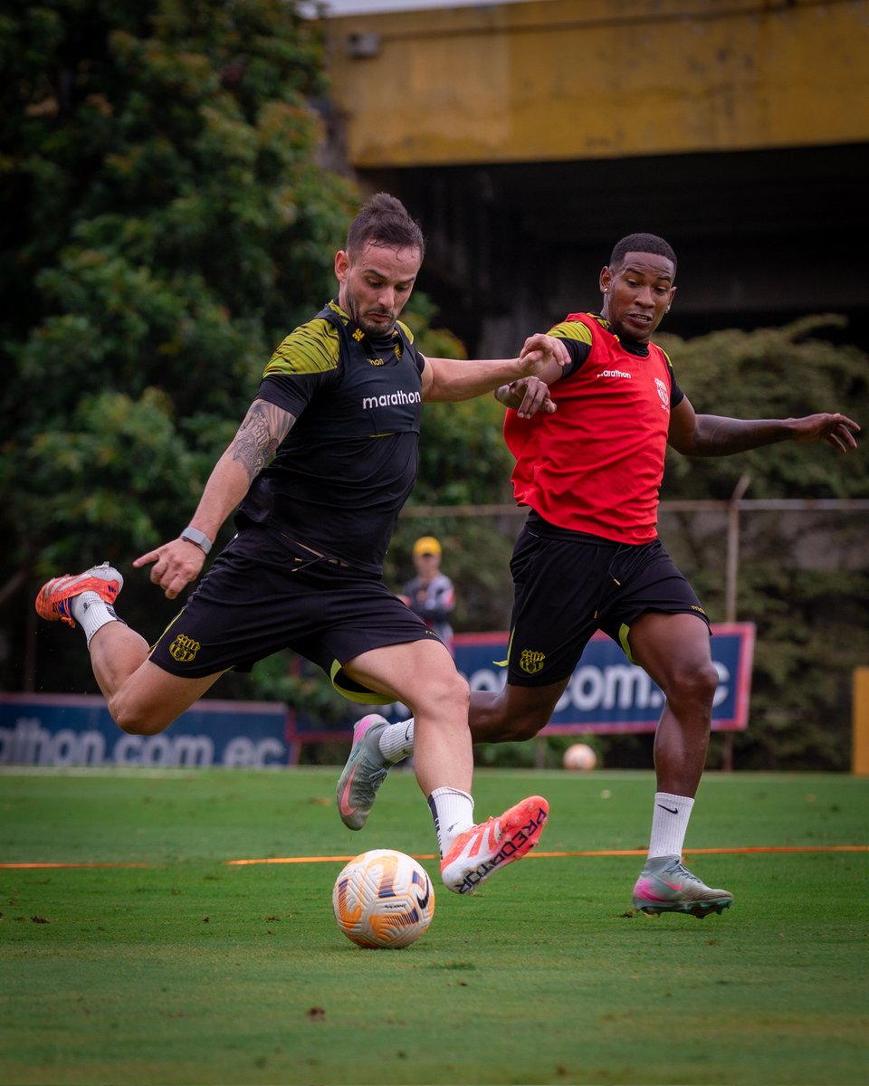 BarcelonaSC's tweet image. Práctica de fútbol en la cancha alterna ⚽️🚧

#BarcelonaSomosTodos
