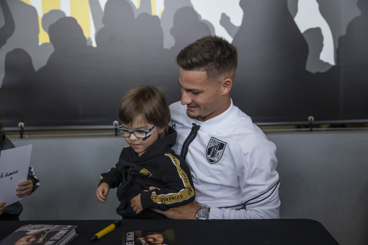 VitoriaSC1922's tweet image. Momentos especiais na Bancada Família 🤩 Matija Mitrović e Miguel Maga estiveram com os vitorianos no intervalo do #VSCMFC

#UnidosPeloVitória • #TaçadePortugal