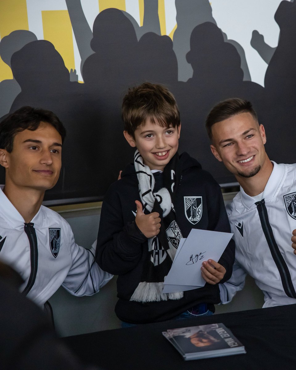 VitoriaSC1922's tweet image. Momentos especiais na Bancada Família 🤩 Matija Mitrović e Miguel Maga estiveram com os vitorianos no intervalo do #VSCMFC

#UnidosPeloVitória • #TaçadePortugal