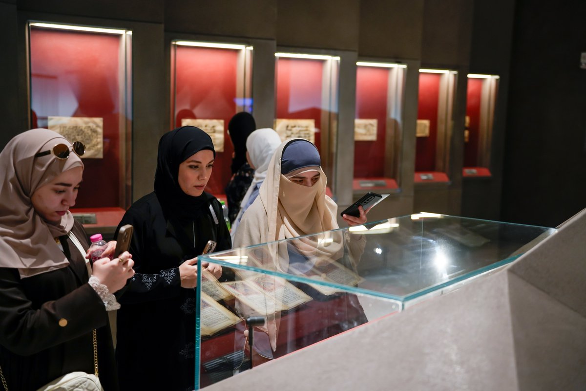 mbrlae's tweet image. The #MohammedBinRashidLibrary welcomed a delegation of 25 students from Ajman University as part of its commitment to foster a reading culture among youth and to expand their knowledge and cultural horizons. The visit also aimed to introduce students to the library&apos;s facilities,…