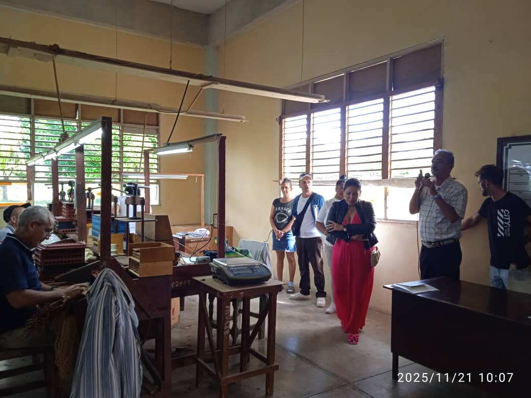Continúan durante el día de hoy los recorridos de la dirección general y parte del Consejo de Dirección por las fábricas exportadoras, esta vez en la UEB Adonis Cabrera Barrientos en la localidad de San Andrés.
#NuestraFortalezaEsLaHerencia
#HonorHolguinero
#HolguínSi