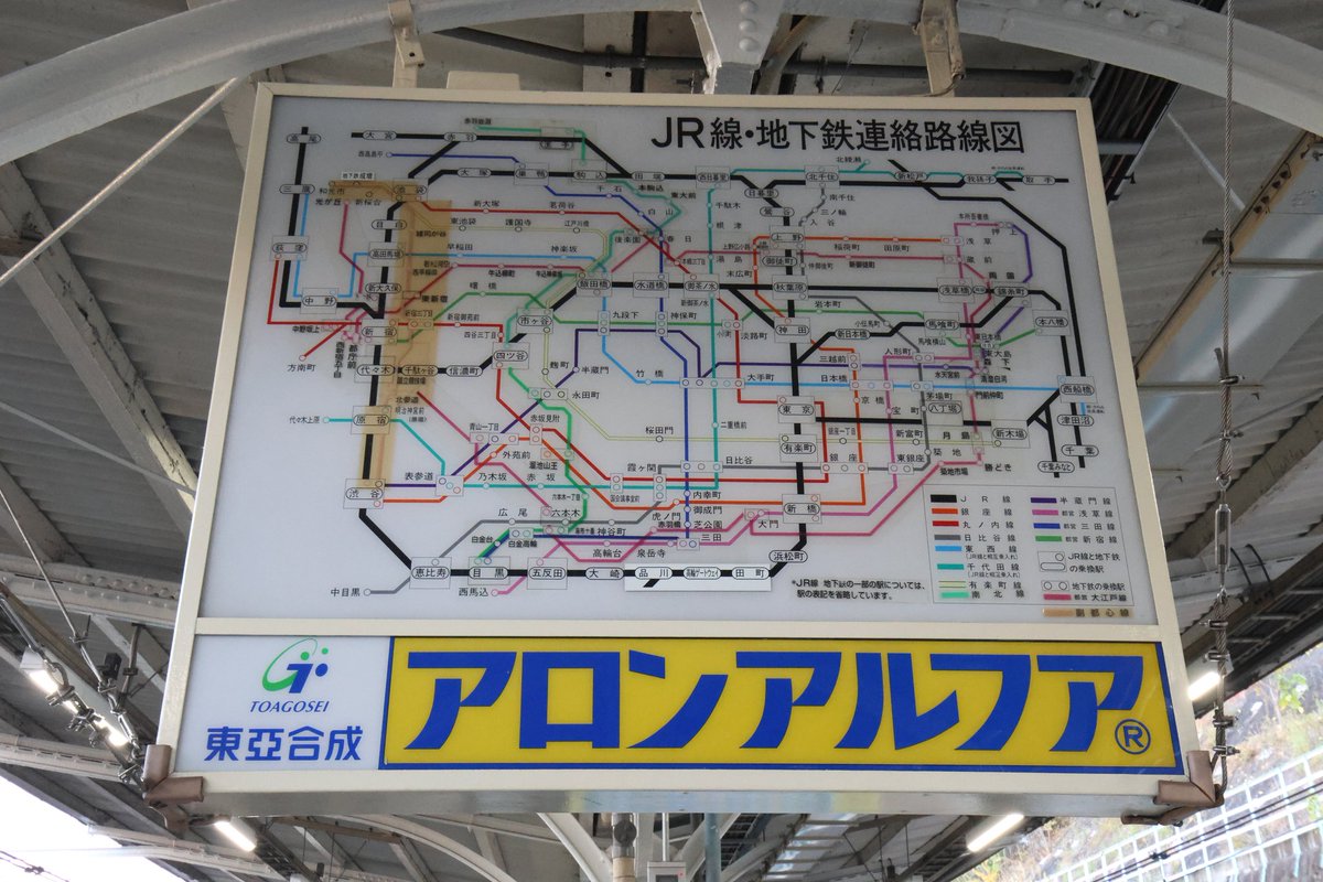 田端駅のホームにある路線図。 副都心線や高輪ゲートウェイがシール