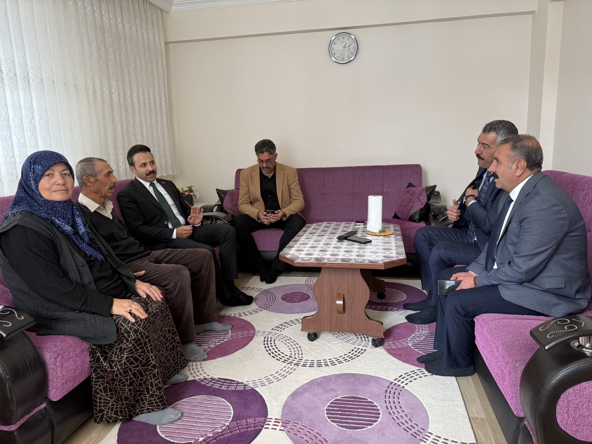 CicekdagiK's tweet photo. Öğretmenler Günü dolayısıyla Kaymakamımız Sayın Durdu Yavuz ÖĞÜT, ilçemizde ikamet eden Emekli Öğretmen Osman DİNLER’i evinde ziyaret ederek öğretmenler gününü kutladı, kendisine sağlık ve esenlik dileklerini iletti. https://t.co/WNbSM0iTyE
