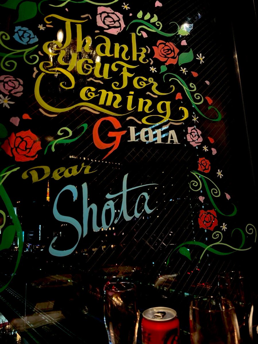 Shota__r1's tweet photo. 25歳の誕生日盛大に祝って貰いました！！
目の前で見るマジックに欲しかったスニーカーとマッサージガン、好物のハンバーグにフルーツタルト！
最高の誕生日になりました！！
ありがとうございました！ https://t.co/tHXwtzam8S
