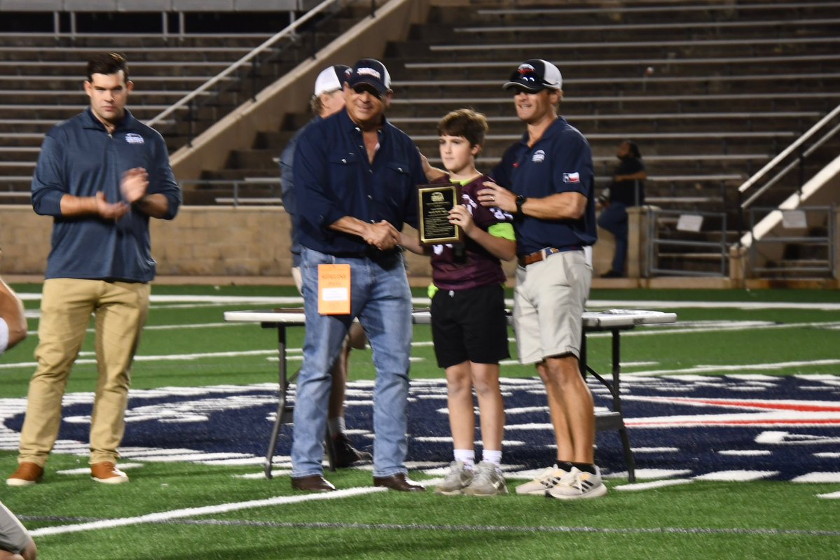 ManoForTexas's tweet image. Doesn’t get much better than @SBMSA1 Tully Bowl Sunday! It was my honor to present the Coach Bill Graham Sportsmanship Award to the JV and Varsity Tackle athletes nominated by their coaches for exhibiting the best qualities of a true teammate. Congratulations to these…