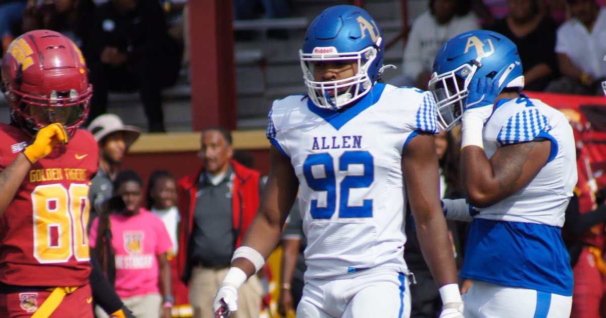 RedRaiderSports's tweet image. ‘#1 EDGE in D2’ Amarie Fleming (@amarieflem6) breaks down Red Raider pledge.

“Yeah, so I have a rep and he has a really good relationship with Texas Tech. I told him that’s where I want to be. They took a chance on me and I committed” #GunsUp #WreckEm

➡️ on3.com/sites/red-raid…