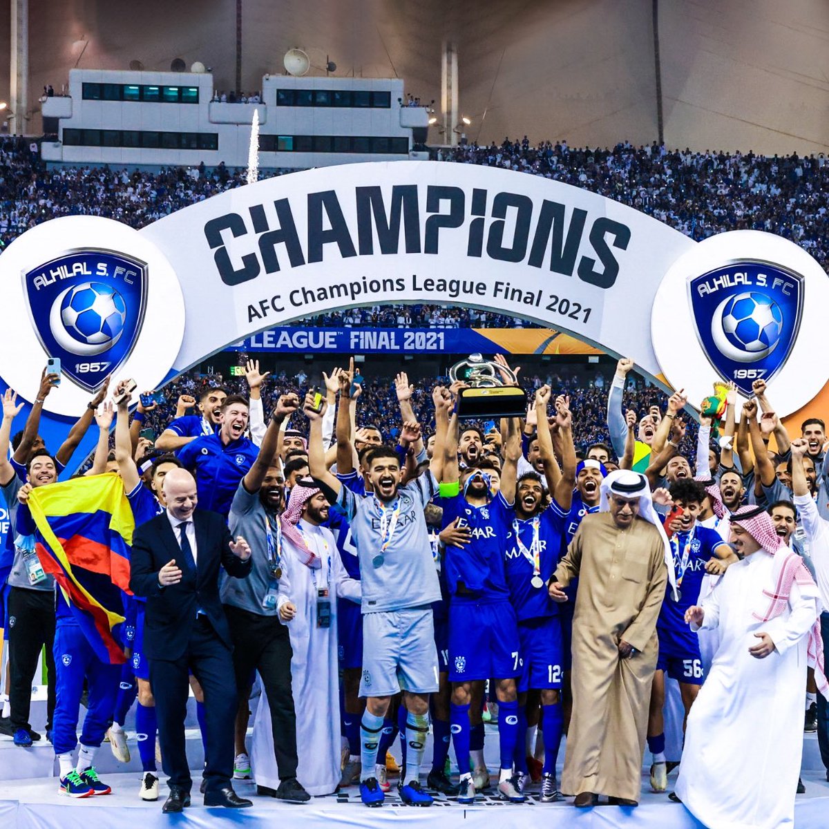 امس قبل 4 سنوات حققنا اسيا 
اليوم قبل 6 سنوات حققنا اسيا 

قبل الدعم وبنظام 4 اجانب فقط 
حققنا نسختين وتسلطنا على القارة الاكبر بالعالم 

شي عظيم لا يفعله الا فريق عظيم مثل الهلال 💙