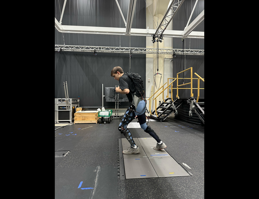 SciRobotics's tweet image. A new Science #Robotics study demonstrates that a domain adaptation framework can control a hip and knee exoskeleton and enable users to lift weights, climb stairs, or run efficiently, with limited or no access to device-specific training data. scim.ag/43FR6yt