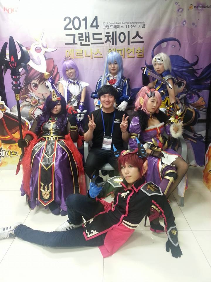 Tomo, atual diretor do Classic, ao lado de cosplayers no evento '2014 GrandChase Aernas Championship 11th Anniversary' — Tomo Oh (2014)