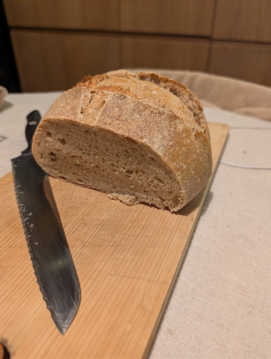 Второй раз попробовал сделать хлеб на закваске.

Вышло сильно лучше, хотя все еще температуры для поднятия видимо не хватает.