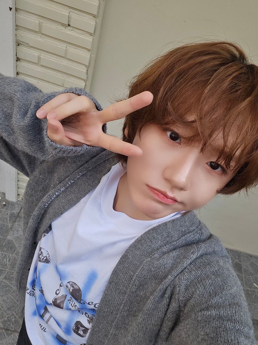 IDIDpopbase's tweet image. IDID’s maknae Jeong Semin mentioned BOYNEXTDOOR’s Myung Jaehyun via 🫧 messages!

“It was such an honor to do a dance challenge with Myung Jaehyun sunbaenim..🥲I still can’t believe he did the ‘PUSH BACK’ challenge with me…”