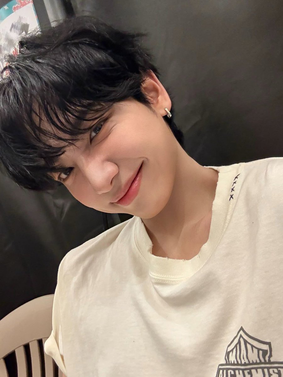 IDIDpopbase's tweet image. IDID’s maknae Jeong Semin mentioned BOYNEXTDOOR’s Myung Jaehyun via 🫧 messages!

“It was such an honor to do a dance challenge with Myung Jaehyun sunbaenim..🥲I still can’t believe he did the ‘PUSH BACK’ challenge with me…”