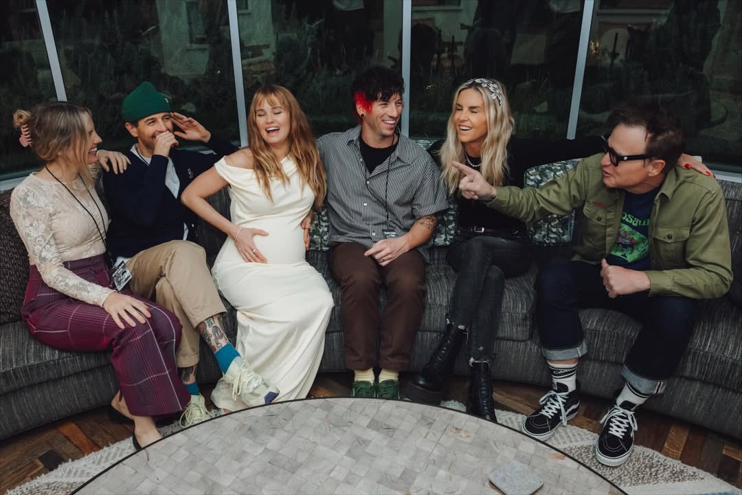 TOPUPDATERS's tweet image. via debbyryan on Instagram