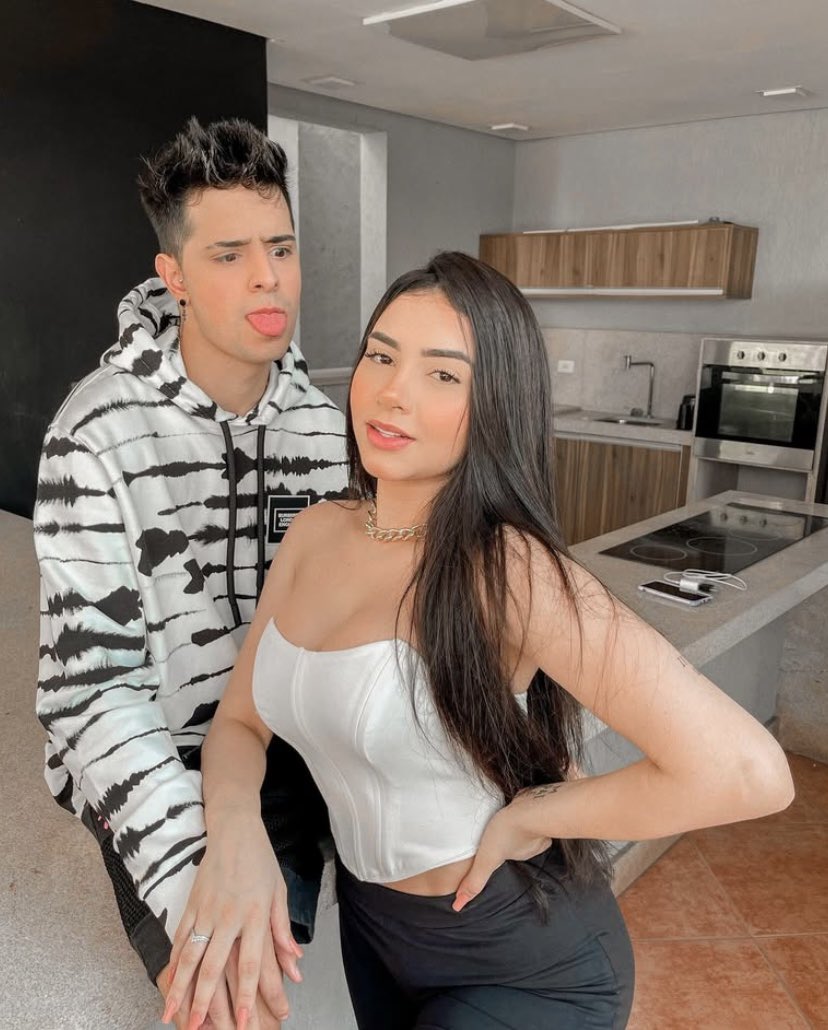 __nariinhaa's tweet image. que felicidade de estar aqui desde a primeira fotinha juntos até agora com eles noivos 🥹🥹🥹🤍