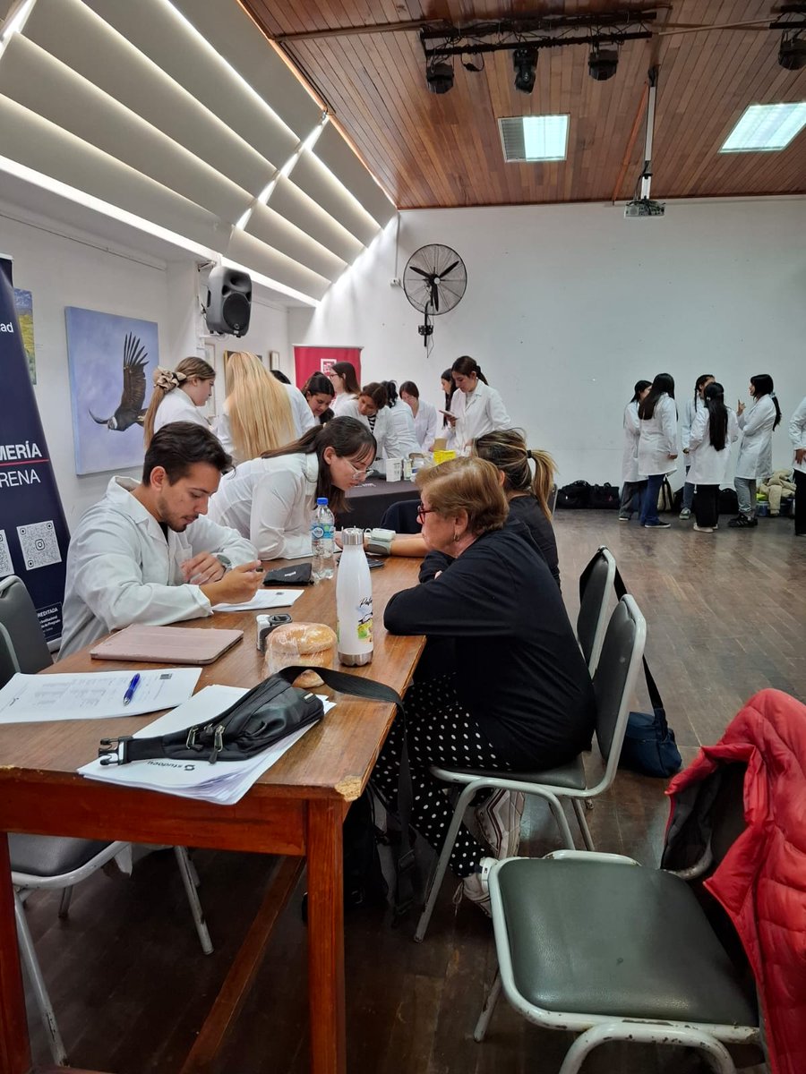 CentroCCCE's tweet photo. 👉 Gran interés de vecinos, vecinas e incluso de usuarios de nuestros talleres tuvo este lunes el examen médico preventivo EMPA y EMPAM, a cargo de alumnas de la carrera de Enfermería de la Universidad del Alba. https://t.co/LD9nYT38FV