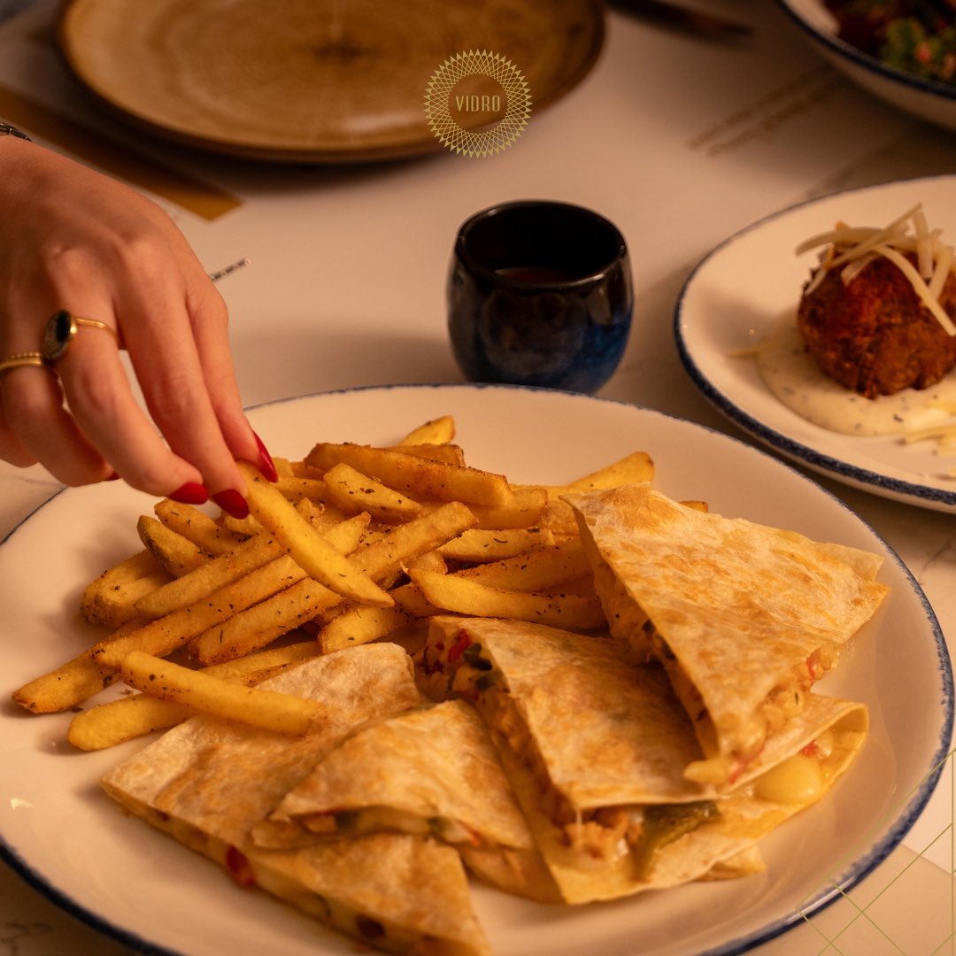 كاساديا الدجاج في ڤيدرو خيار مثالي للي يحب الأشياء الخفيفة بس مليانة طعم.
تورتيلا محمّرة بحشوة دجاج متبّل وجبن ذايب وقطع الهالبينو اللاذعة، يُقدَّم مع الخس وصوص البلسمك أو البطاطا المقلية كخيار جانبي.
جرّبوه في زيارتكم الجاية لڤيدرو.