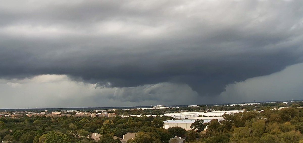 RandomHeroWX's tweet image. CONFIRMED TORNADO east of Cypress, TX. #txwx
📸: @RadarOmega