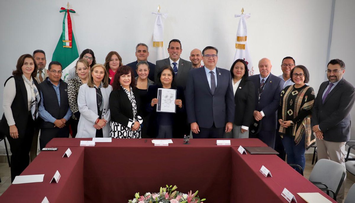 ASEH_Hgo's tweet image. El @difhgo recibió la Constancia de Solventación por parte de la @ASEH_Hgo, convirtiéndose en el primer organismo del Ejecutivo en lograrlo en la Cuenta Pública 2024. @jorvalverdeASEH subrayó que este documento, otorga certeza jurídica y garantiza la correcta rendición de cuenta.