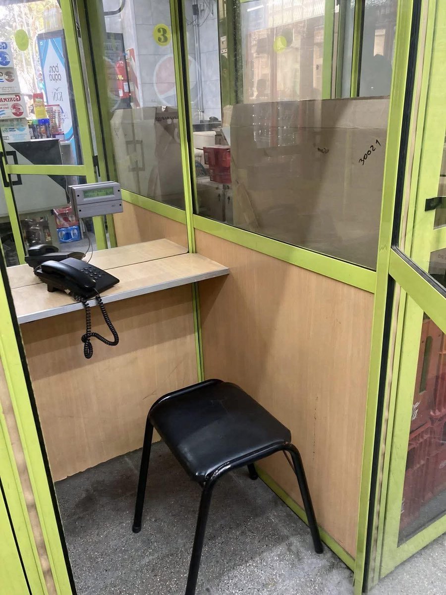 VenteDigo1's tweet image. Cuando tu mamá se encerraba a hablar media hora con tu tia,  te metia adentro con ella y tenias que hacer silencio mientras te entretenias con el cable.