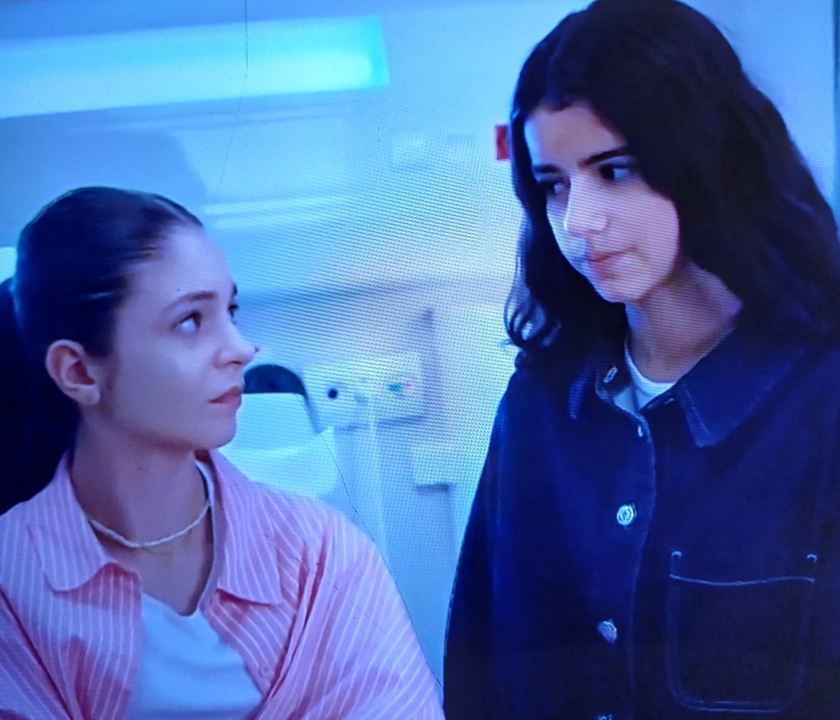 Tibia2021's tweet image. Secondo me Zeynep ha sbagliato con Ilkim. Ha schiacciato per gelosia la mano di Hayal, non può fare  finta di nulla.
Ho capito che le sue intenzioni sono buone, ma Ilkim sta mostrando comportamenti squilibrati.
Forse non si dovrebbe premiarla.
#GüllerVeGunahlar