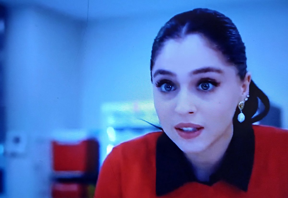 Tibia2021's tweet image. Secondo me Zeynep ha sbagliato con Ilkim. Ha schiacciato per gelosia la mano di Hayal, non può fare  finta di nulla.
Ho capito che le sue intenzioni sono buone, ma Ilkim sta mostrando comportamenti squilibrati.
Forse non si dovrebbe premiarla.
#GüllerVeGunahlar