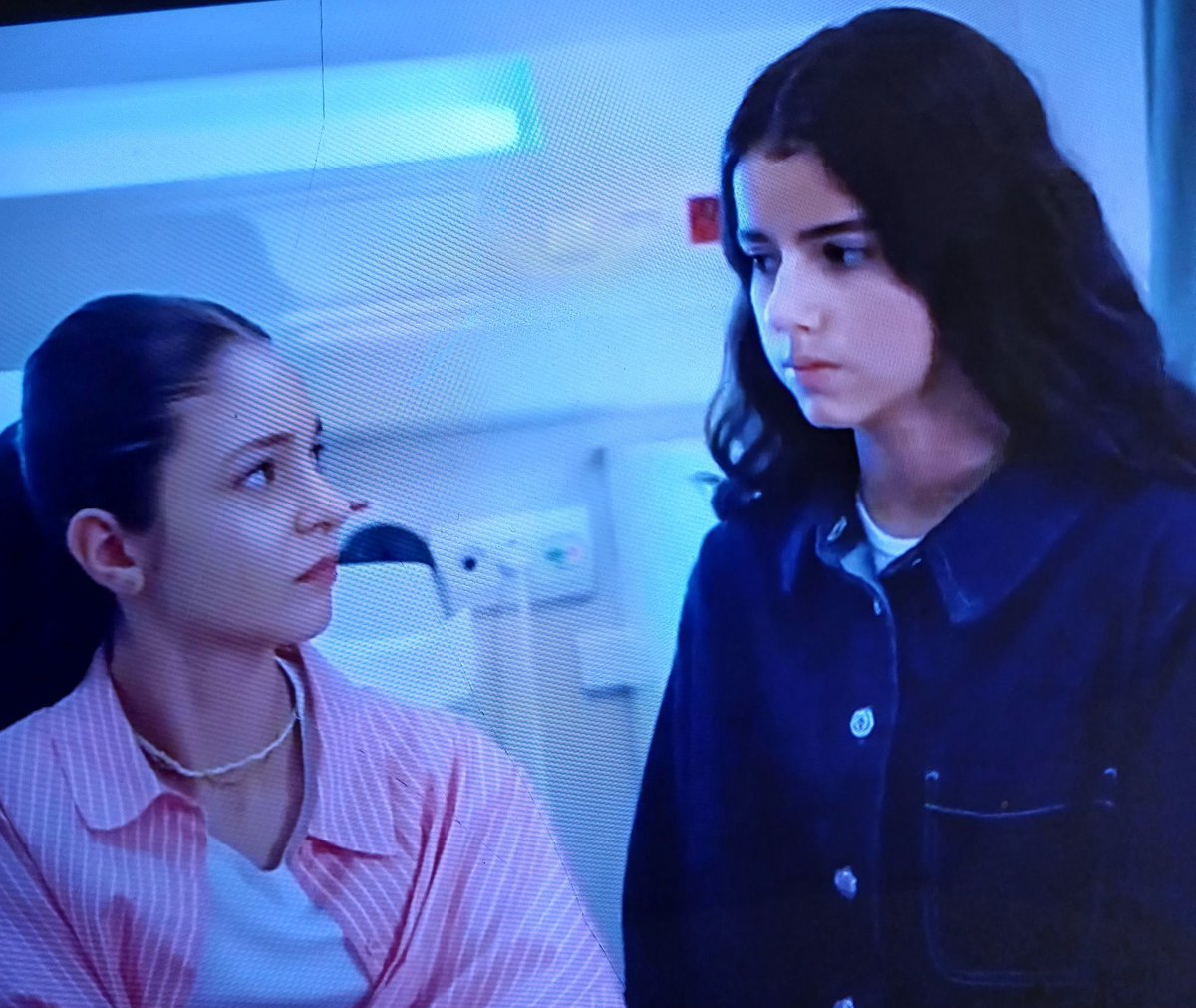 Tibia2021's tweet image. Secondo me Zeynep ha sbagliato con Ilkim. Ha schiacciato per gelosia la mano di Hayal, non può fare  finta di nulla.
Ho capito che le sue intenzioni sono buone, ma Ilkim sta mostrando comportamenti squilibrati.
Forse non si dovrebbe premiarla.
#GüllerVeGunahlar