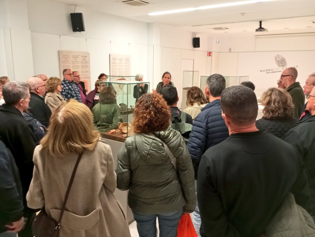 Bona acollida de la visita a l’exposició «De la terra a la història. Descobrint l’Inca islàmica», organitzada per la Fundació Es Convent. Els visitants han gaudit amb les explicacions de Guillem A. Reus, doctor en història, i Magdalena Sastre, arqueòloga i comissària de la mostra