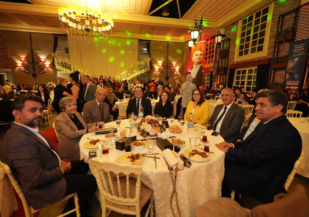 besimecz's tweet image. Manisa’mızın yarınlarını şekillendiren değerli öğretmenlerimizle 24 Kasım Öğretmenler Günü vesilesiyle bir araya geldik.

MABEM’den Çocuk Kültür ve Sanat Merkezlerimize, Yuvamız Manisa Çocuk Eğitim Merkezlerimizden MASMEK kurslarımıza kadar, Büyükşehir Belediyemizin eğitim…